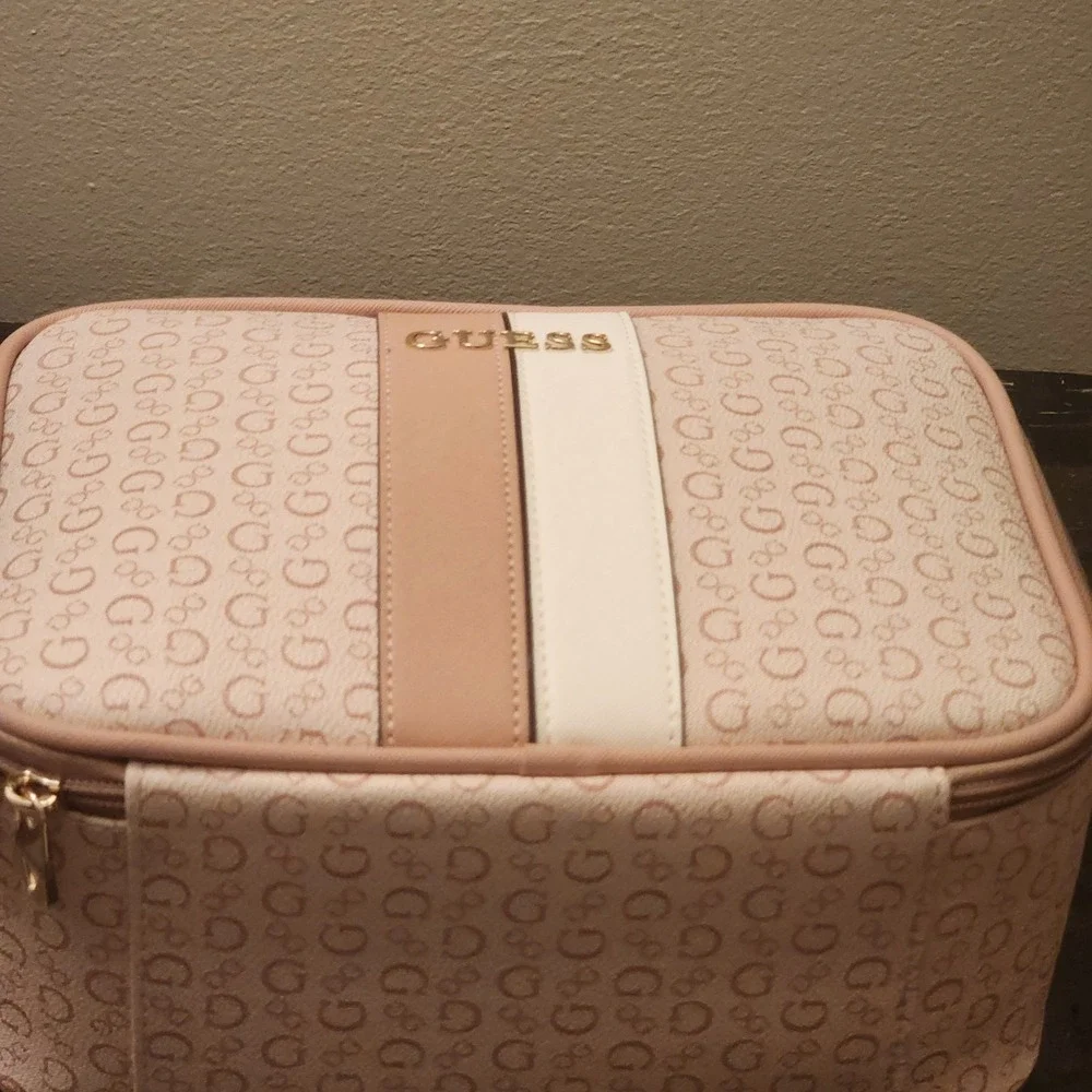 Guess Lightweight Kerry Travel Bag in Light Rose